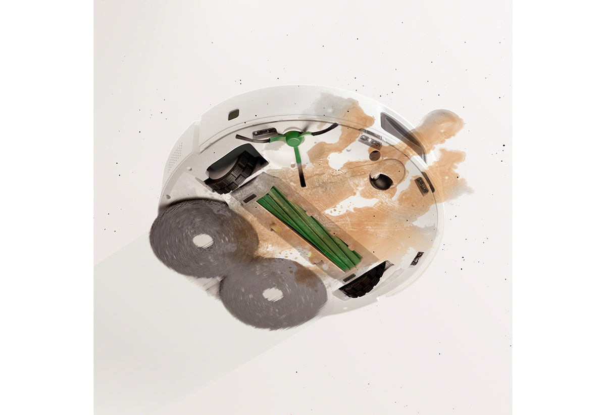 Φαίνεται η σκούπα να αποροφά υγρά και ακαθαρσίες από το πάτωμα.